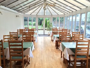 Sarapan ala kontinental setiap hari (GBP 5 per orang)