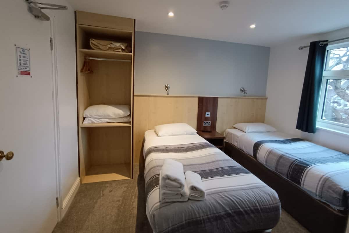 Twin kamer | Een bureau, gratis wifi, beddengoed