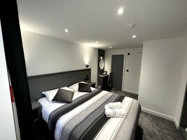 Double Room | Desk, WiFi (free), bed sheets
