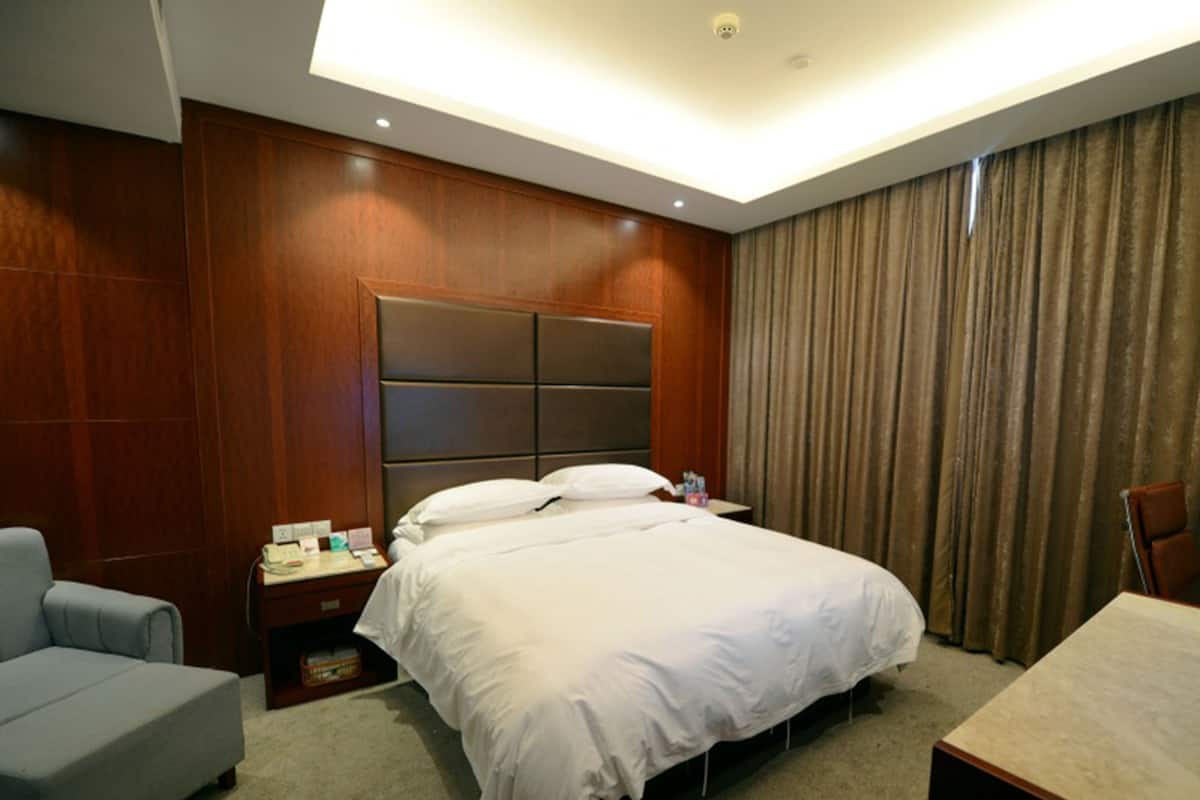 In-room safe, desk, free WiFi