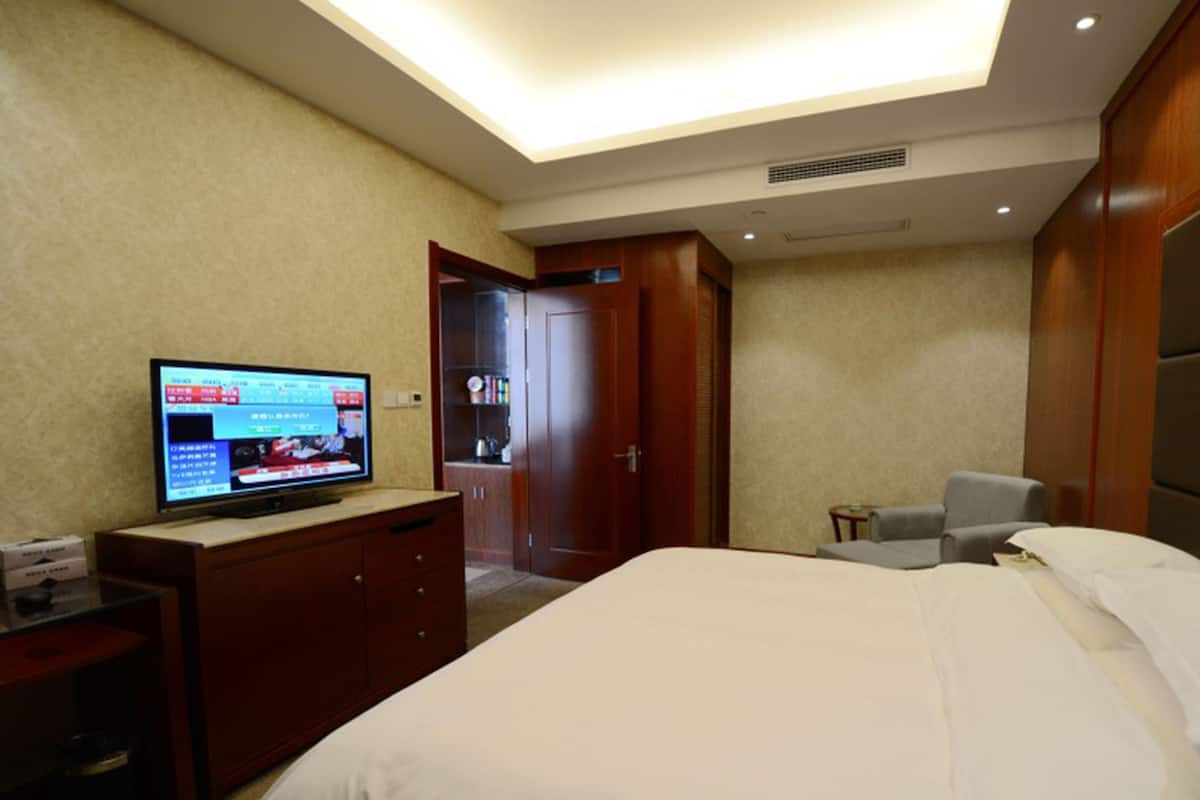 In-room safe, desk, free WiFi
