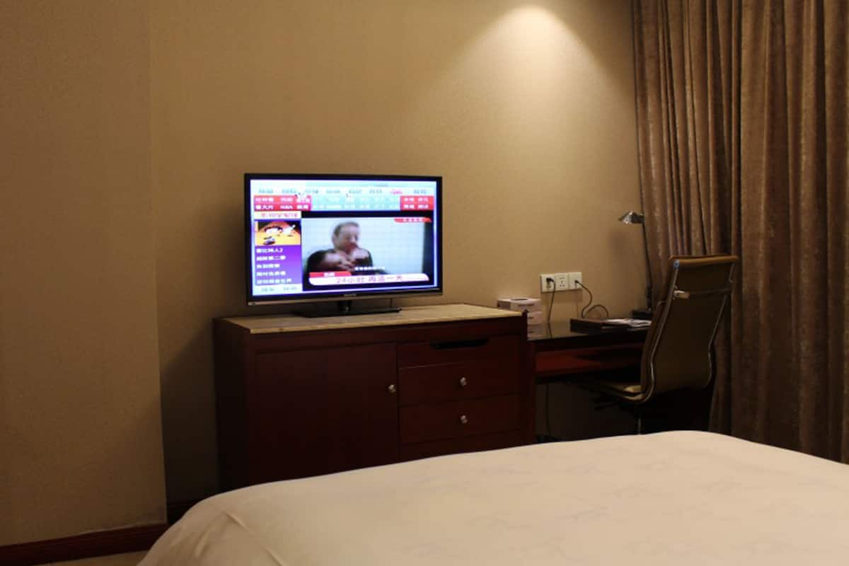 In-room safe, desk, free WiFi