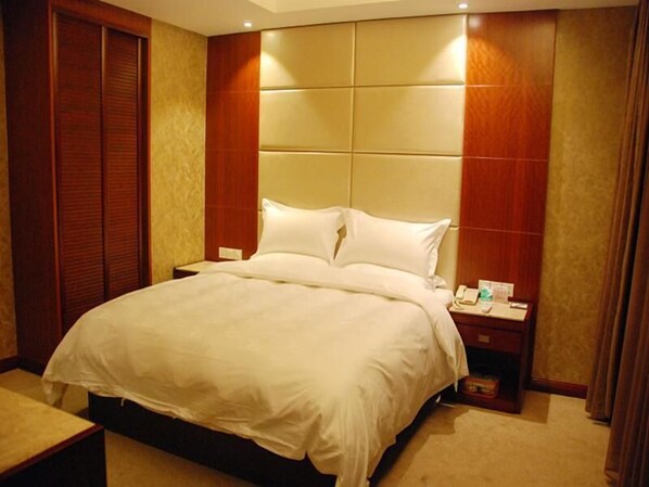 Chambre Affaires, 1 très grand lit | Coffres-forts dans les chambres, bureau, Wi-Fi gratuit