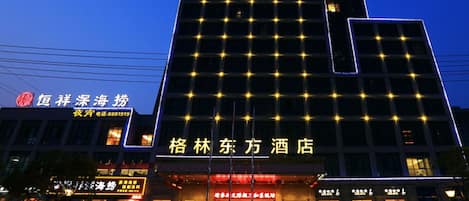 Fachada de la propiedad por la tarde o noche