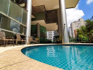 Una piscina al aire libre