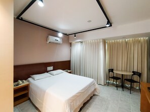 Minibar, escritorio, wifi gratis y ropa de cama