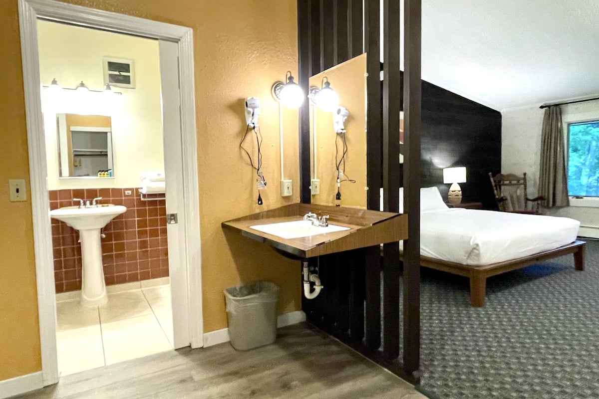 room, 1 king bed | bathroom | combined shower/bathtub, hair dryer, towels