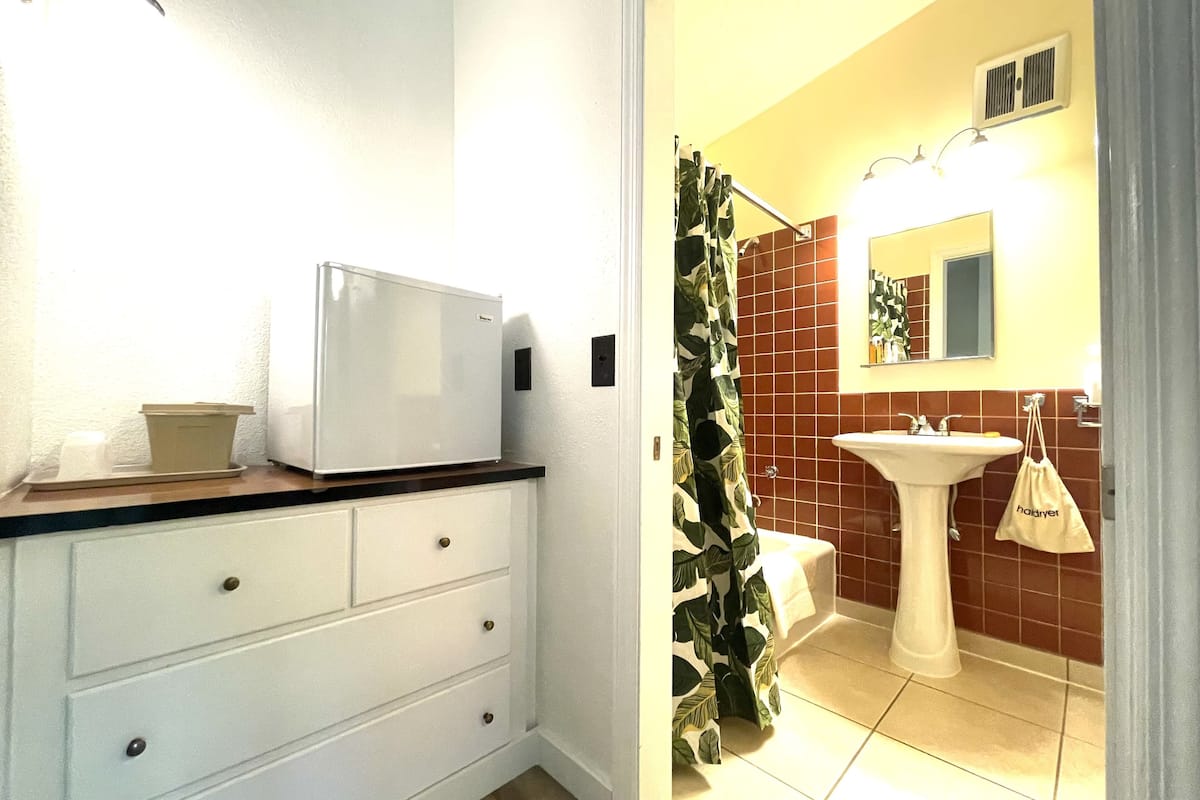 combined shower/bathtub, hair dryer, towels