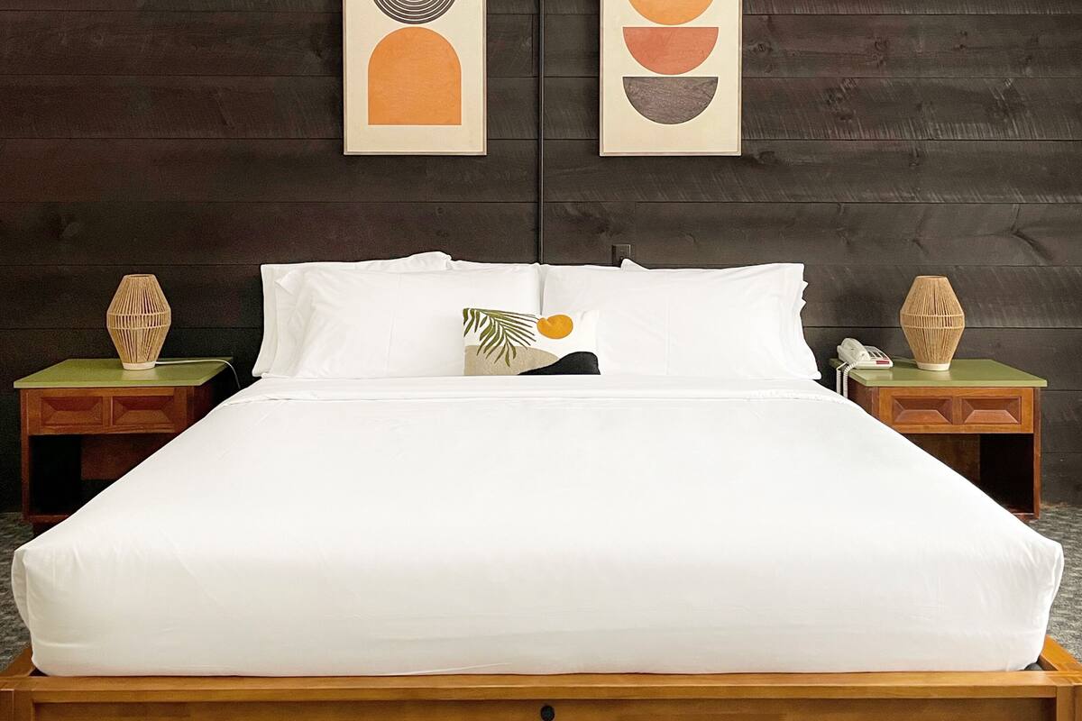 room, 1 king bed | 1 bedroom, desk, free wifi, bed sheets