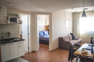 Minibar, escritorio y sistema de insonorización 