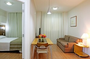 Minibar, escritorio y sistema de insonorización 