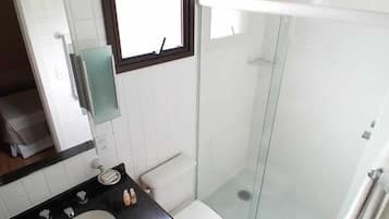 Frigobar, escrivaninha, quartos à prova de som