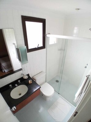 Minibar, bureau, chambres insonorisées, fer et planche à repasser