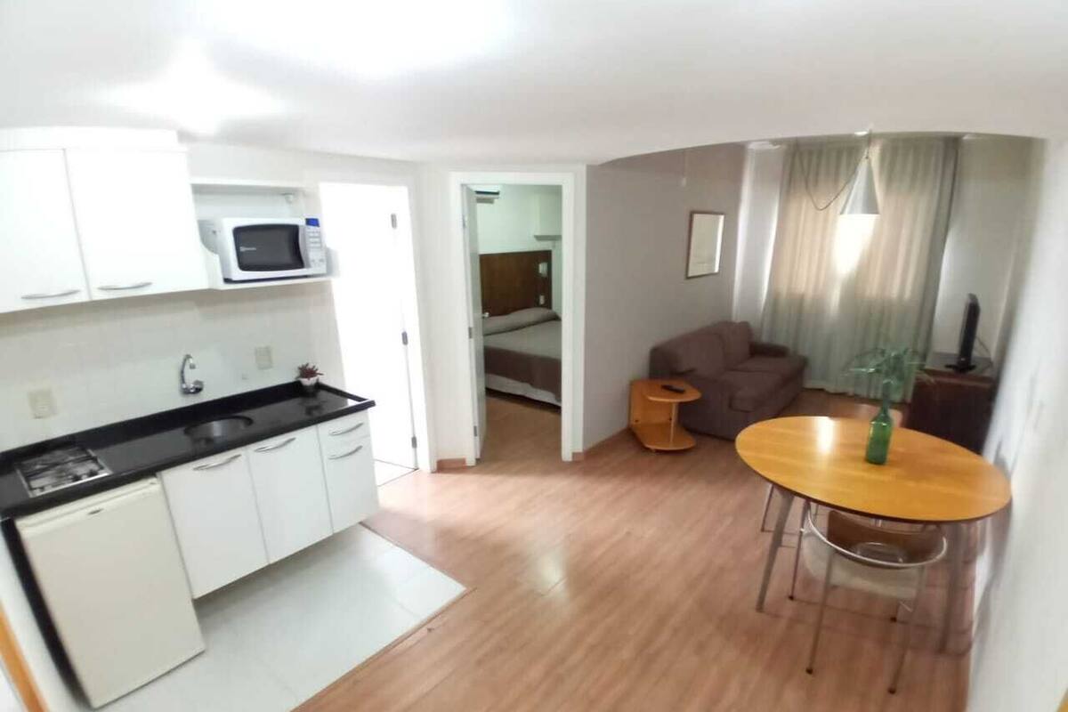 Um espaço compacto com cozinha compacta, sala de jantar e quarto.