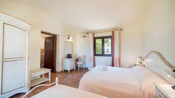 Dreibettzimmer, Terrasse, Gartenblick
