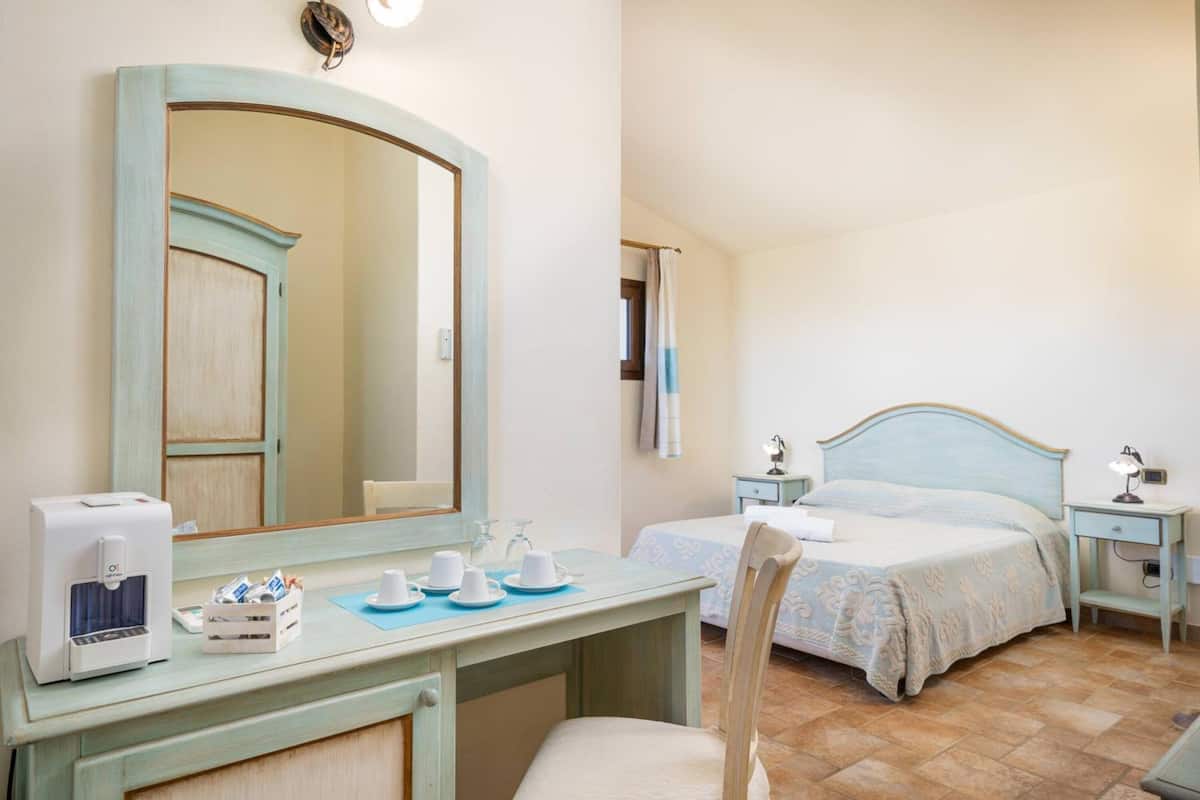 Camera doppia, patio, vista giardino | Una scrivania, tende oscuranti, insonorizzazione, ferro/asse da stiro