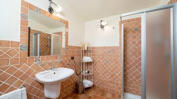 Quarto triplo, varanda, vista para o jardim | Banheiro | Chuveiro, produtos de toalete grátis, secador de cabelo, bidê