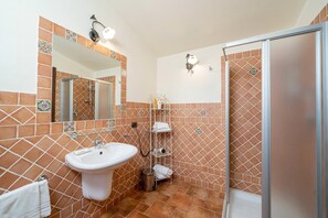 Quarto triplo, varanda, vista para o jardim | Banheiro | Chuveiro, produtos de toalete grátis, secador de cabelo, bidê