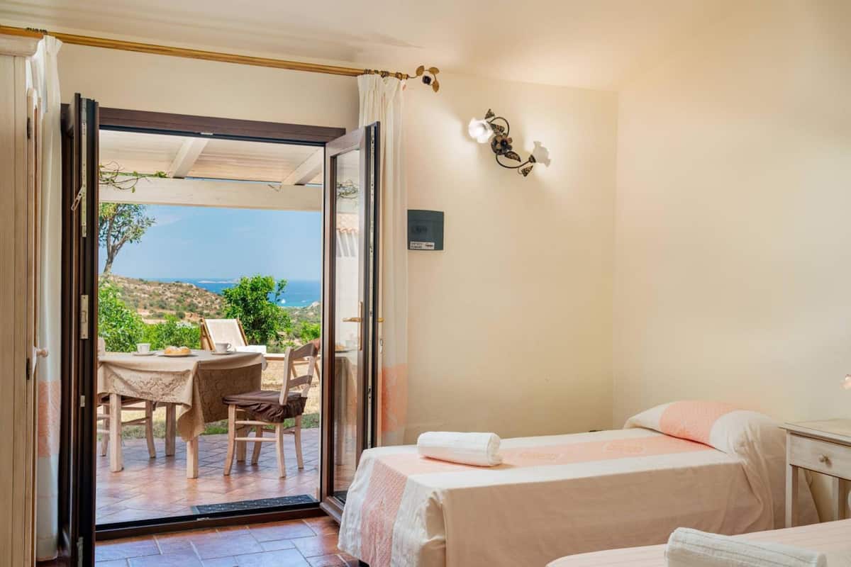 Camera tripla, patio, vista giardino | Una scrivania, tende oscuranti, insonorizzazione, ferro/asse da stiro