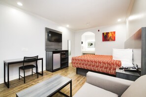 Quarto standard, 1 cama King, para fumantes | Escrivaninha, quartos à prova de som, ferros/tábuas de passar roupa