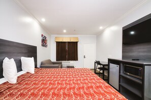 Quarto standard, 1 cama King, para não fumantes | Escrivaninha, quartos à prova de som, ferros/tábuas de passar roupa