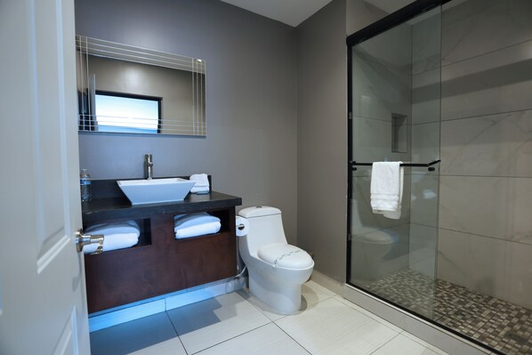 Chambre Affaires | Salle de bain | Douche, douche cascade, articles de toilette (gratuits)
