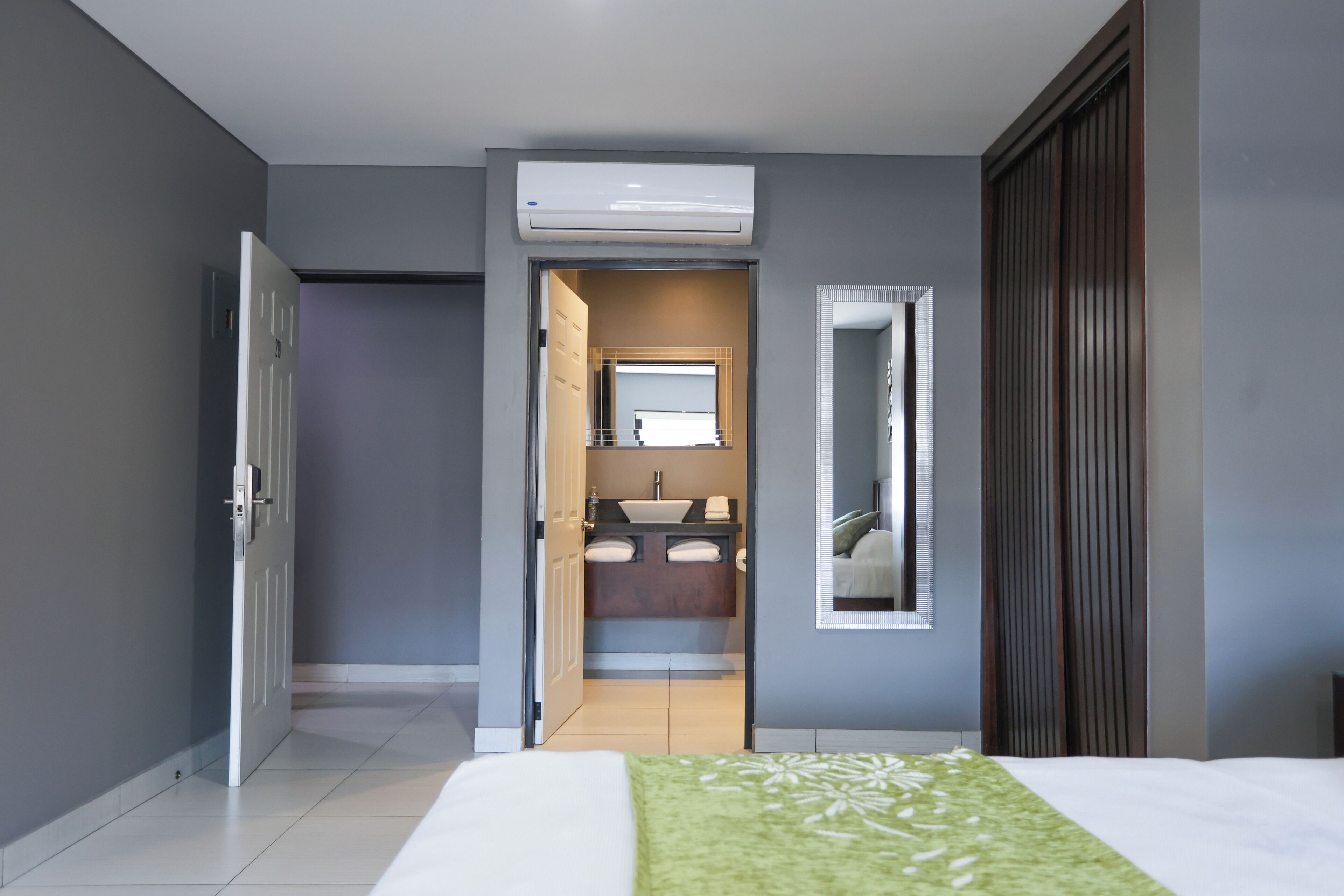 Business Room | Down comforters, memory foam beds, in-room safe, individually furnished