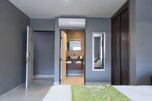 Chambre Affaires | Couette en duvet, lit avec matelas en mousse à mémoire, coffre-fort
