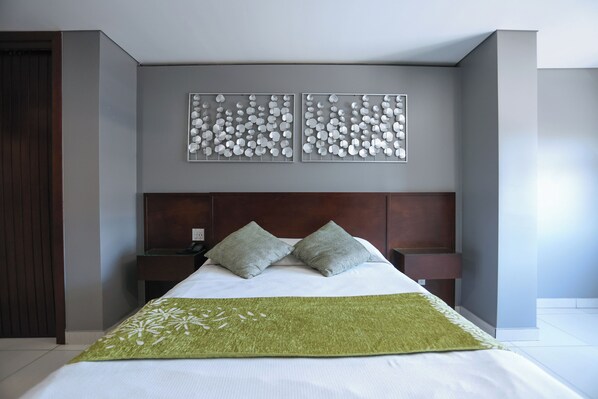 Business Room | Down comforters, memory foam beds, in-room safe, individually furnished