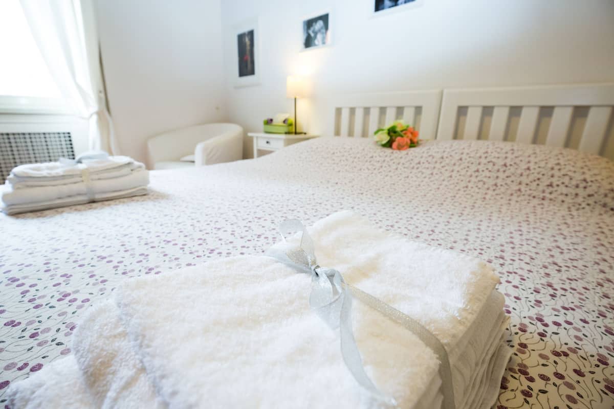 Habitación superior con 2 camas individuales, 1 habitación, baño en la habitación, vista a la ciudad | Insonorización y wifi gratis
