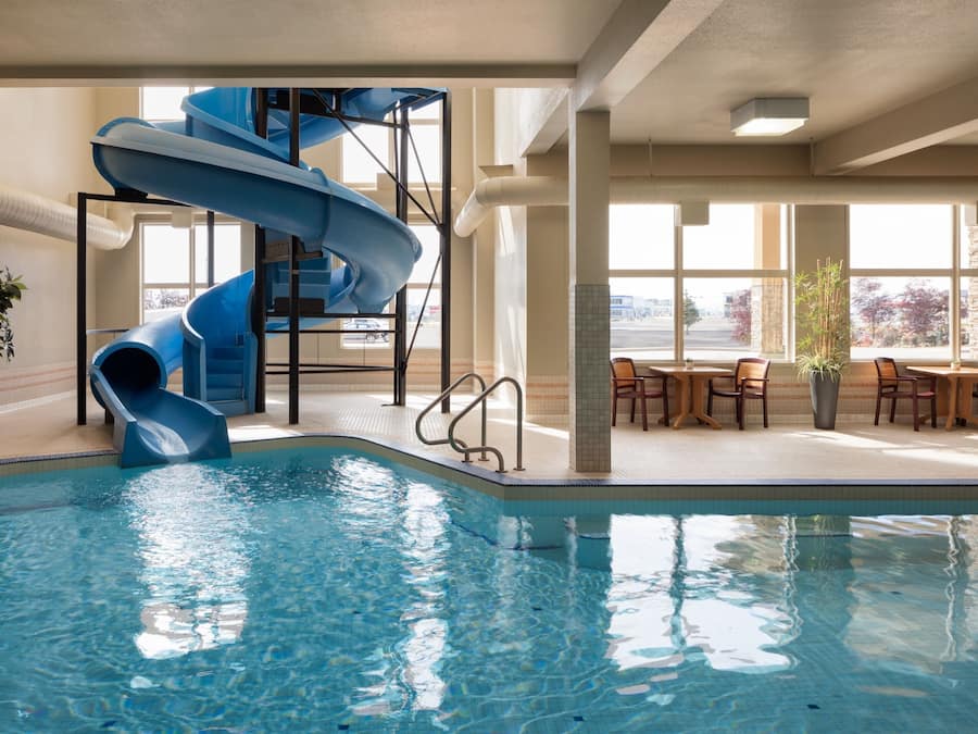 Una piscina cubierta (de 08:00 a 22:00), tumbonas