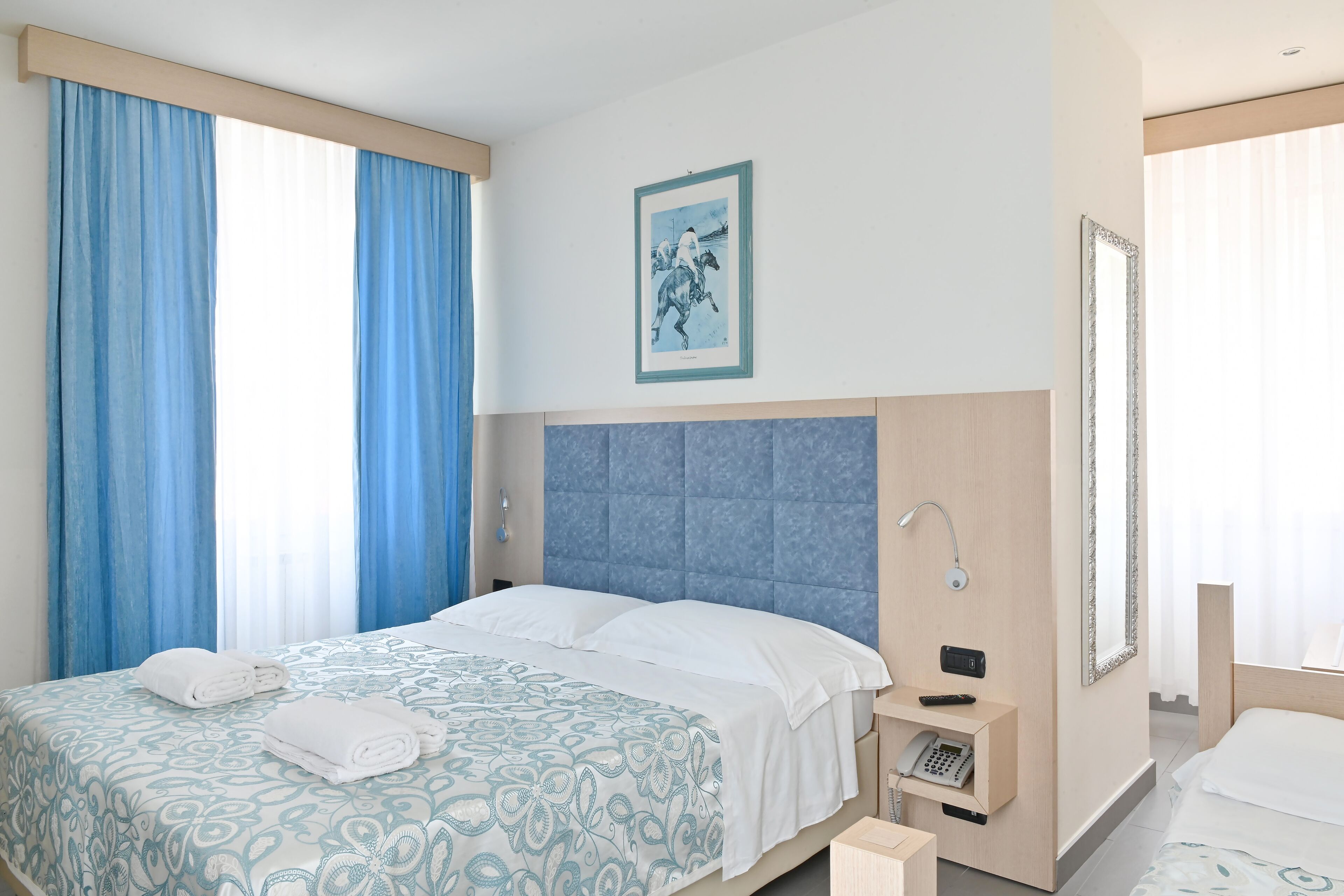 Camera tripla | Cassaforte in camera, Wi-Fi gratuito, lenzuola