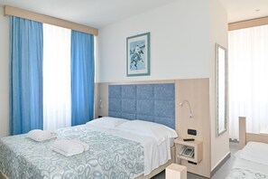 Habitación triple | Caja fuerte, wifi gratis, ropa de cama