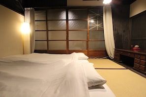 Classic Twin Room, Non Smoking | In-room safe, individually decorated, individually furnished - HARUYA Higashiyama - Hostel (Kyoto)