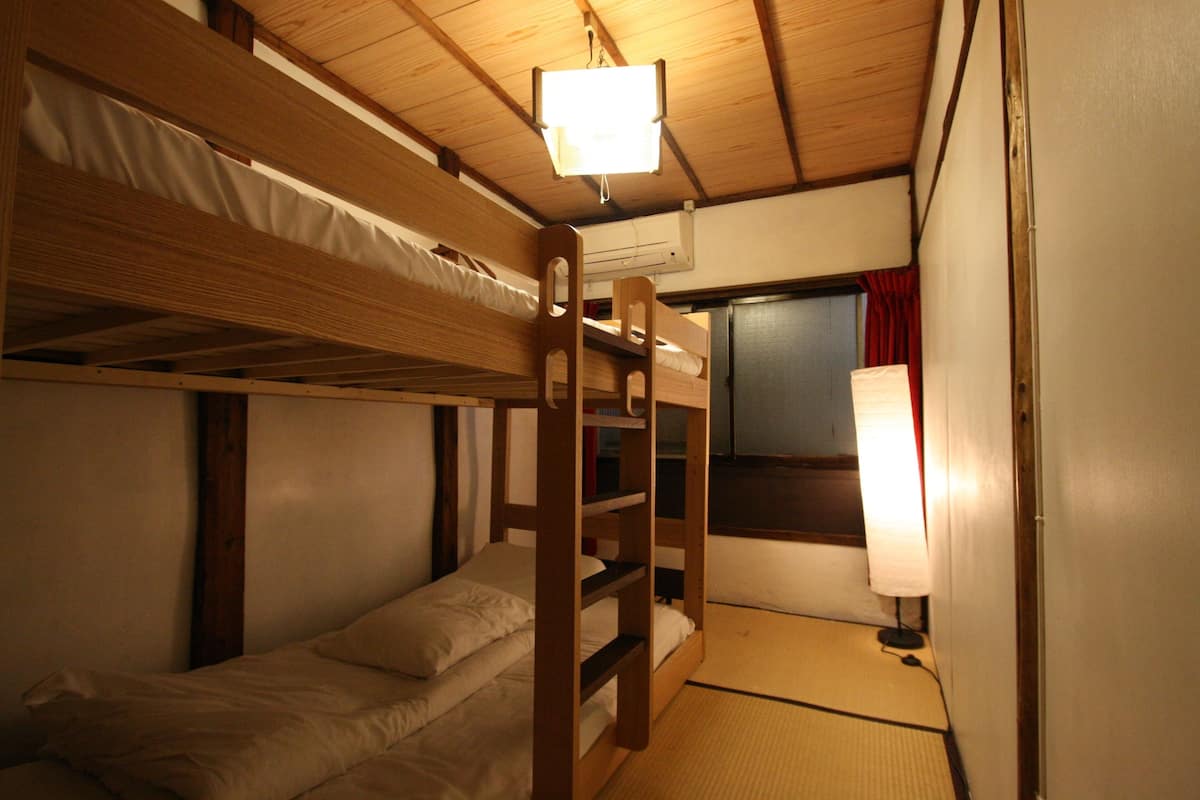 Economy Twin Room, Non Smoking | Peti besi dalam bilik, dihias secara berasingan