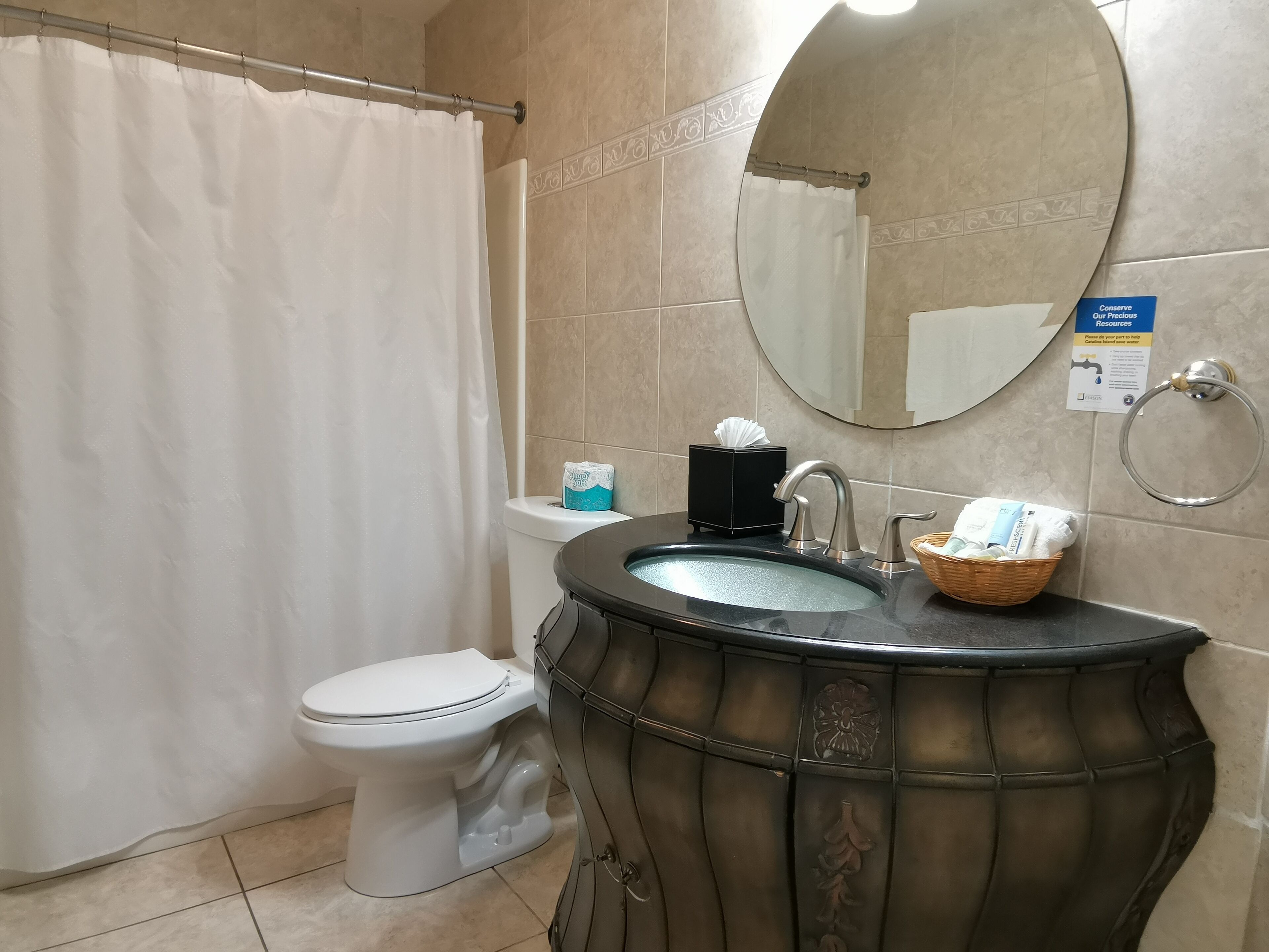 premium room, 1 king bed, balcony | bathroom | free toiletries, hair dryer, towels