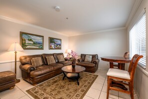 蜜月套房, 1 張特大雙人床, 海景 | 起居區 | 平面電視