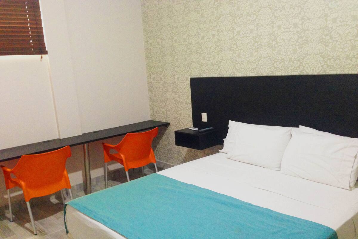Senior-Suite, 1 Schlafzimmer, Nichtraucher, 2 Bäder | Schreibtisch, Bügeleisen/Bügelbrett, kostenloses WLAN, Bettwäsche