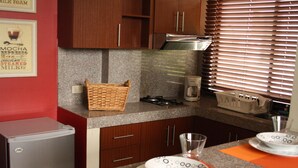 Deluxe Apartment, 1 Bedroom, 2 Bathrooms, City View | Private kitchen - Apartterrazas Guayaquil (Guayaquil)