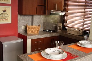 Deluxe-Apartment, 1 Schlafzimmer, 2 Bäder, Stadtblick | Eigene Küche | Kühlschrank, Mikrowelle, Herdplatte, Wasserkocher mit Kaffee-/Teezubehör