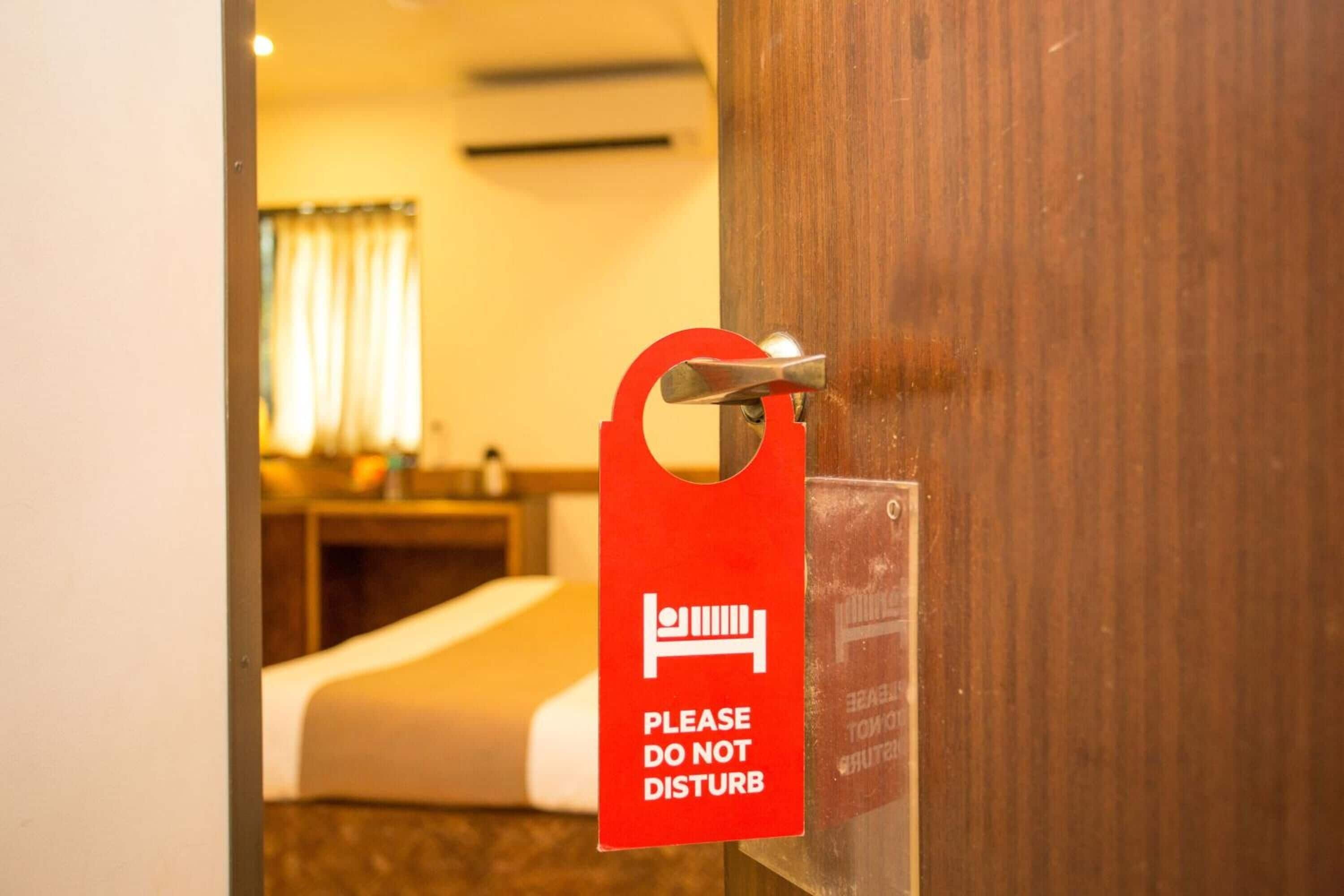Eine Hotelzimmertür mit einem 'Bitte nicht stören'-Schild.