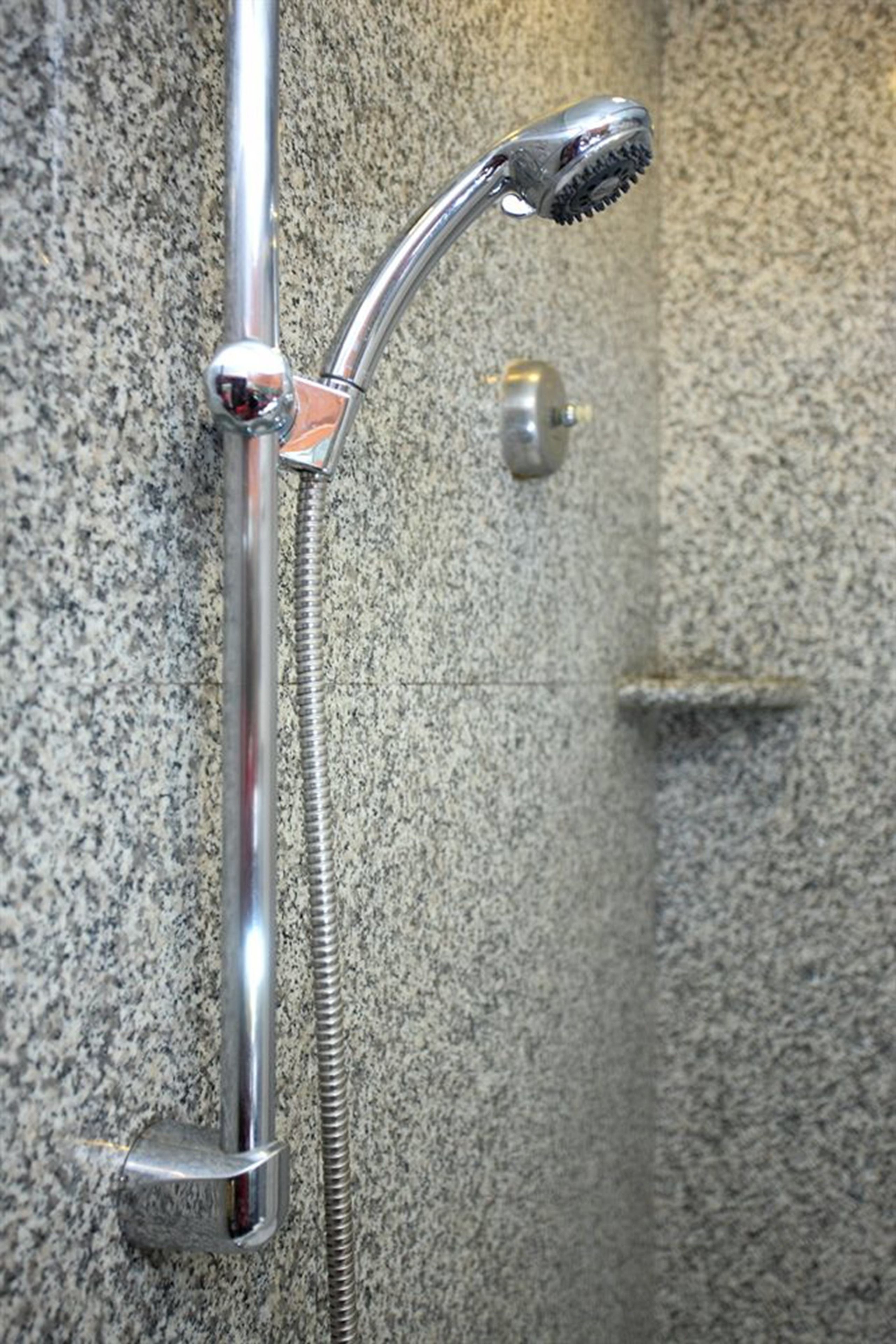 superior double room | bathroom | combined shower/bathtub, deep-soaking bathtub, rainfall showerhead