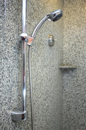 Bañera con ducha, bañera profunda, cabezal de ducha tipo lluvia