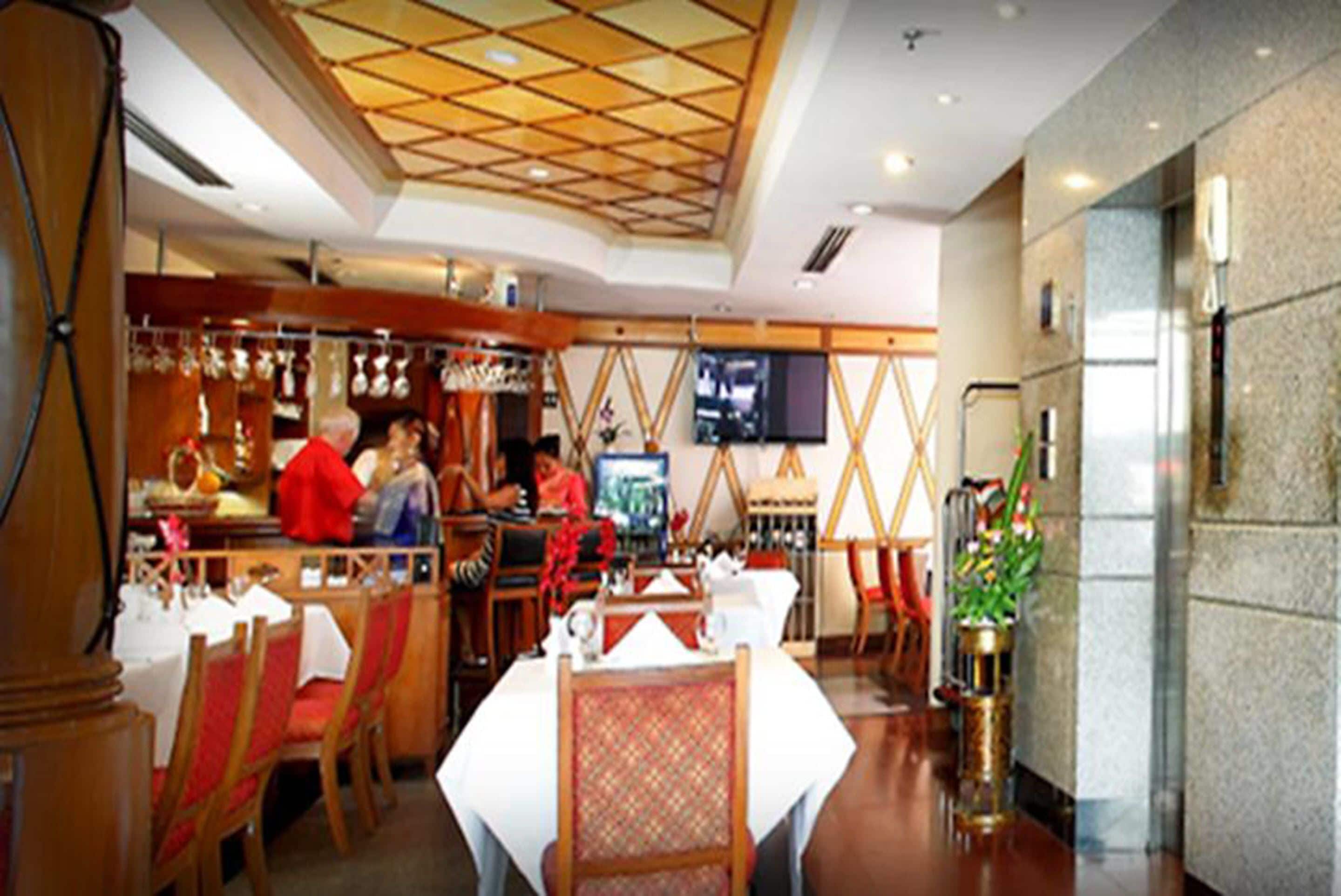 breakfast, lunch, dinner served; international cuisine