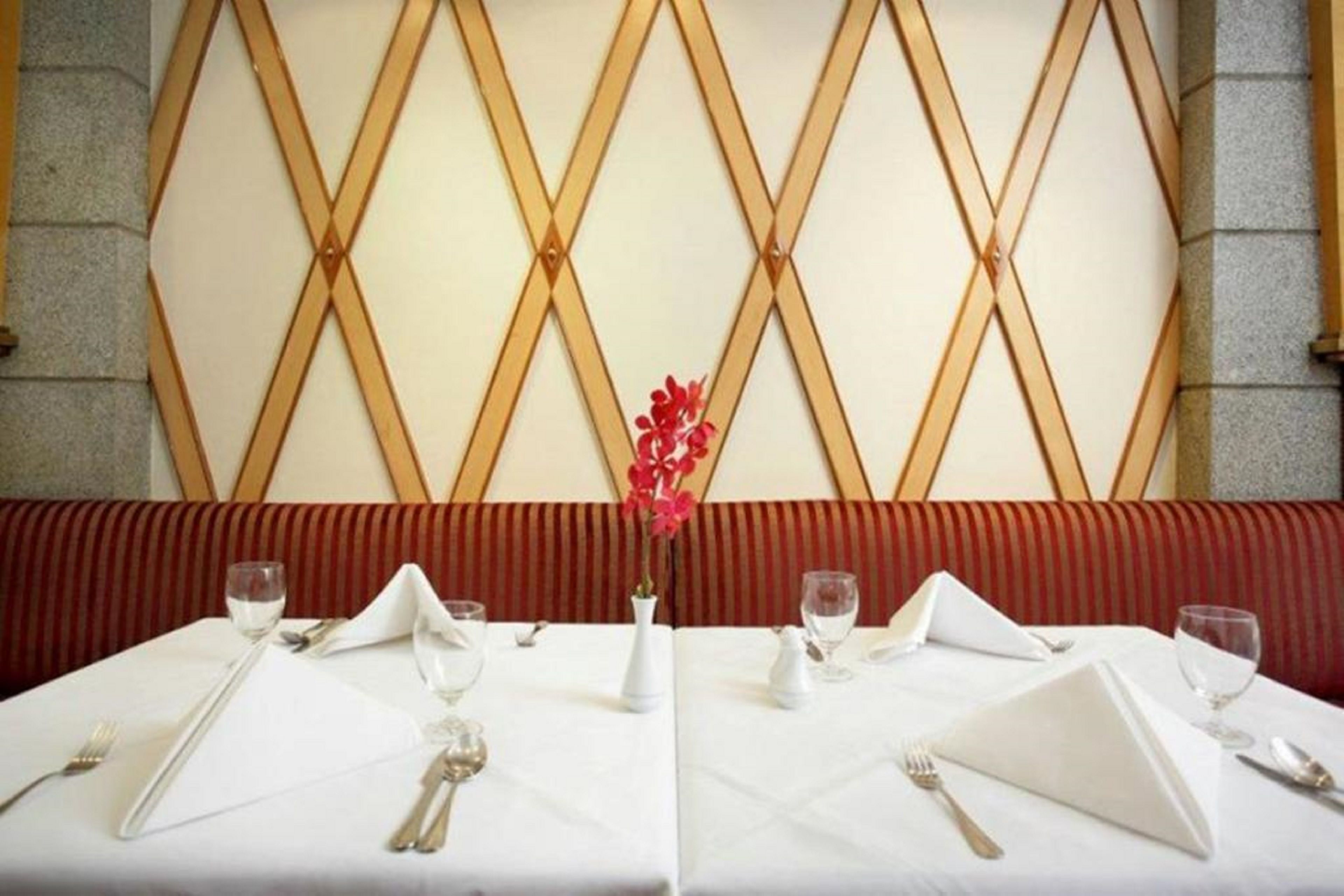 breakfast, lunch, dinner served; international cuisine