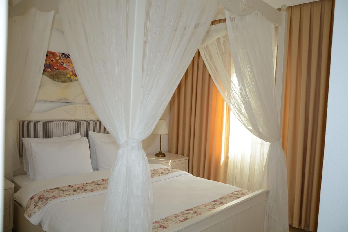 comfort suite | 1 bedroom, in-room safe, soundproofing, free wifi