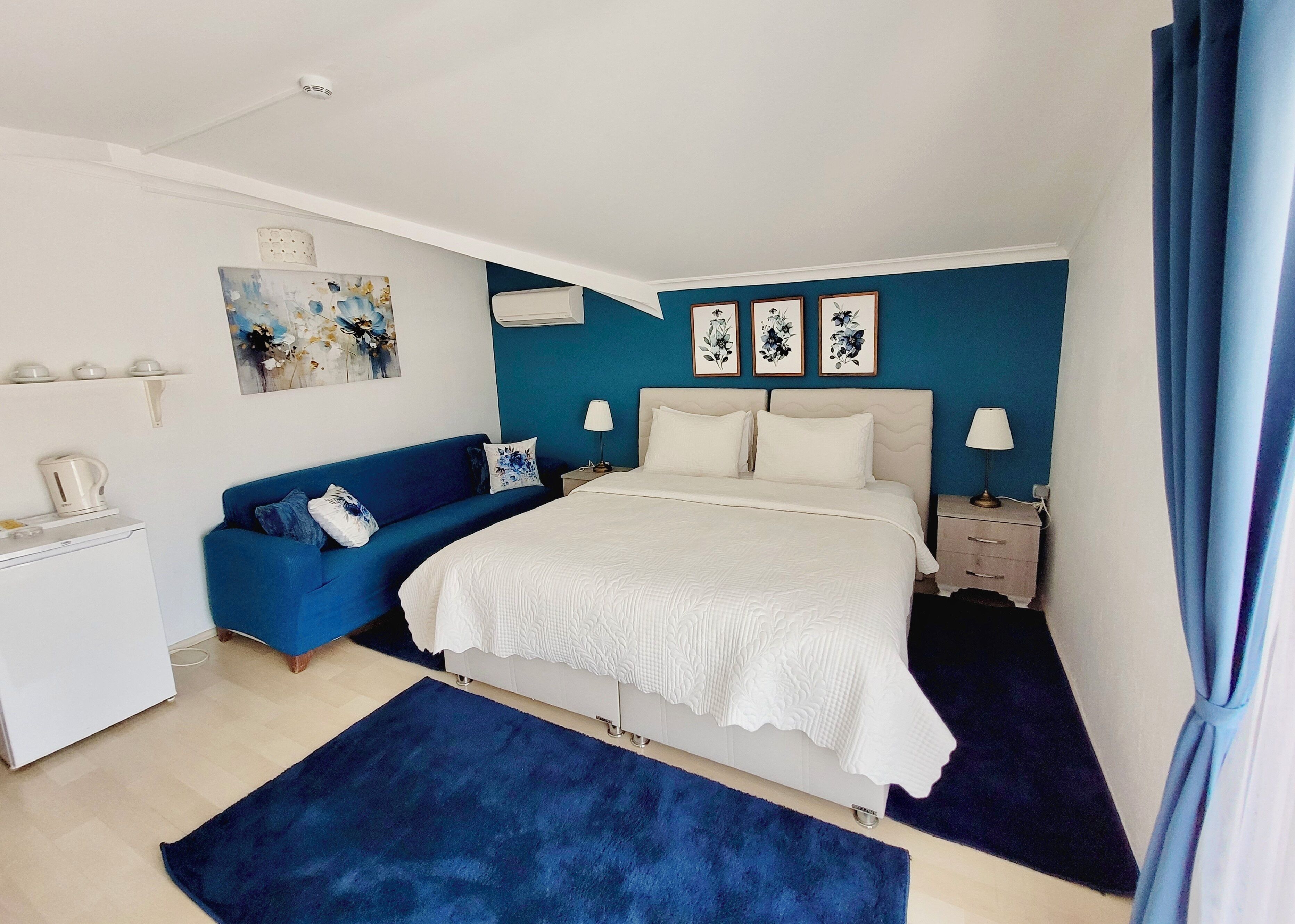 خزنة داخل الغرفة وتجهيزات عازلة للصوت وواي فاي مجانًا وملاءات أسرّة