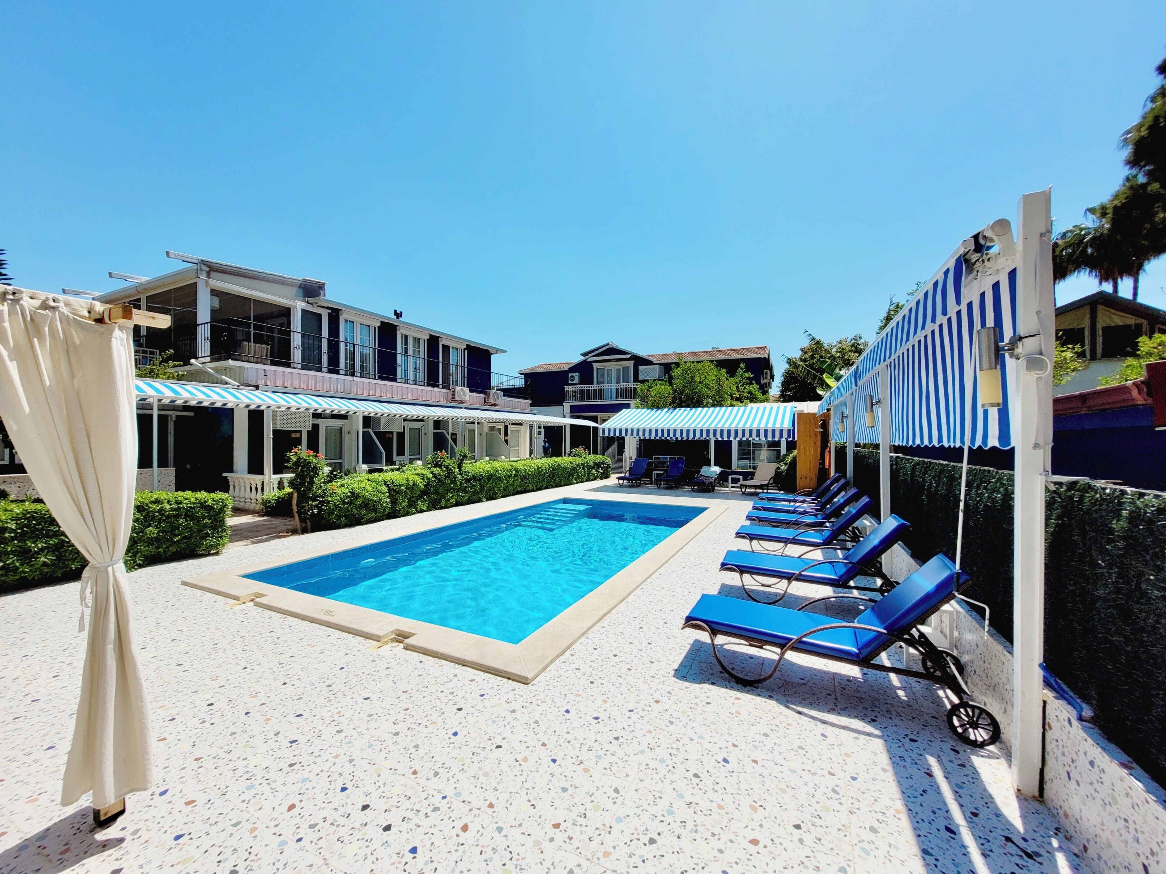 室外游泳池，日光浴躺椅