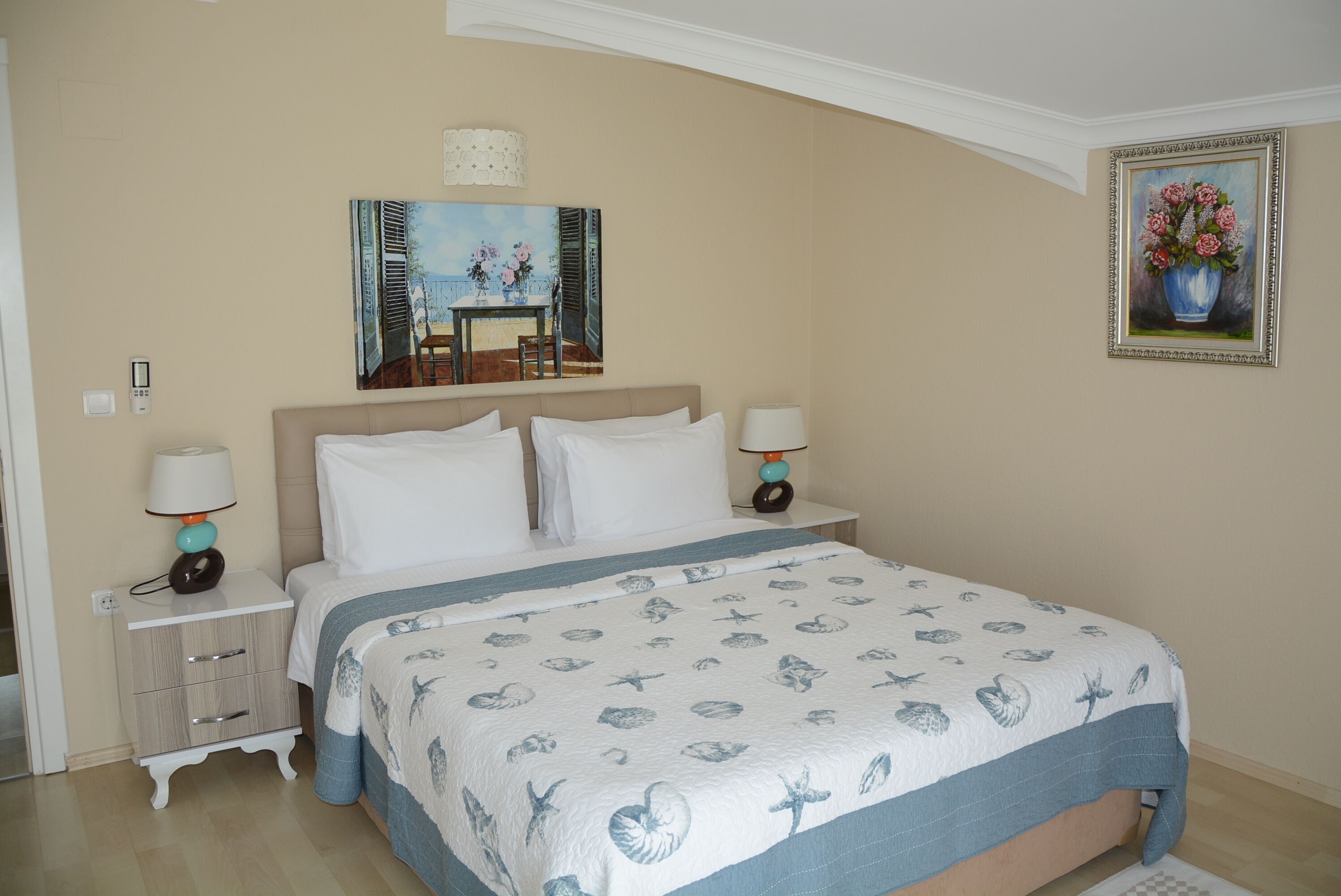 Dobbeltrom – standard, ikke-røyk, terrasse | Safe på rommet, lydisolert, wi-fi (inkludert) og sengetøy