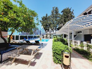 حمّام سباحة خارجي، مقاعد للتشمس